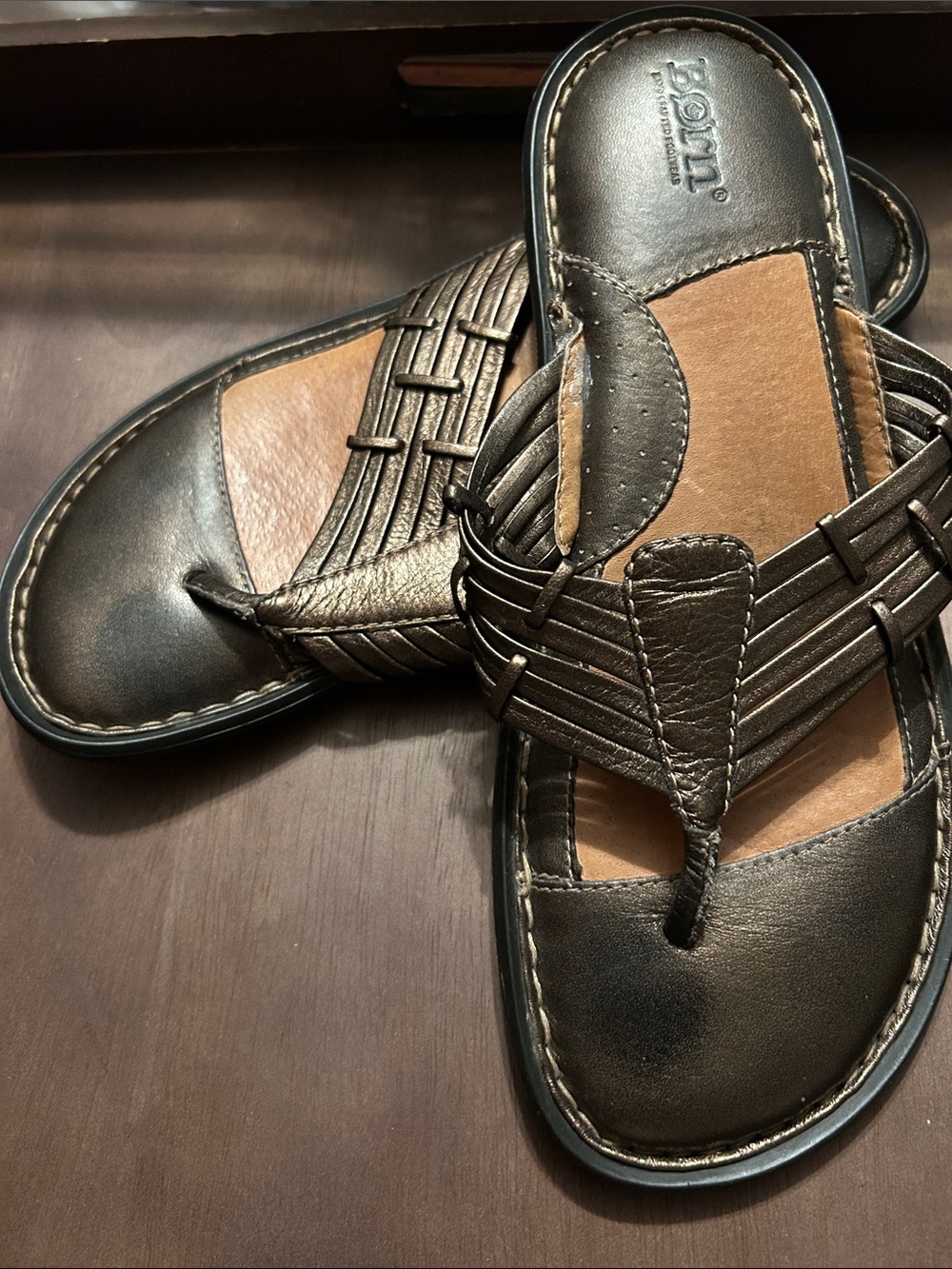 Born shiny dark brown/bronze Woven Leather Slide Sandals size 8